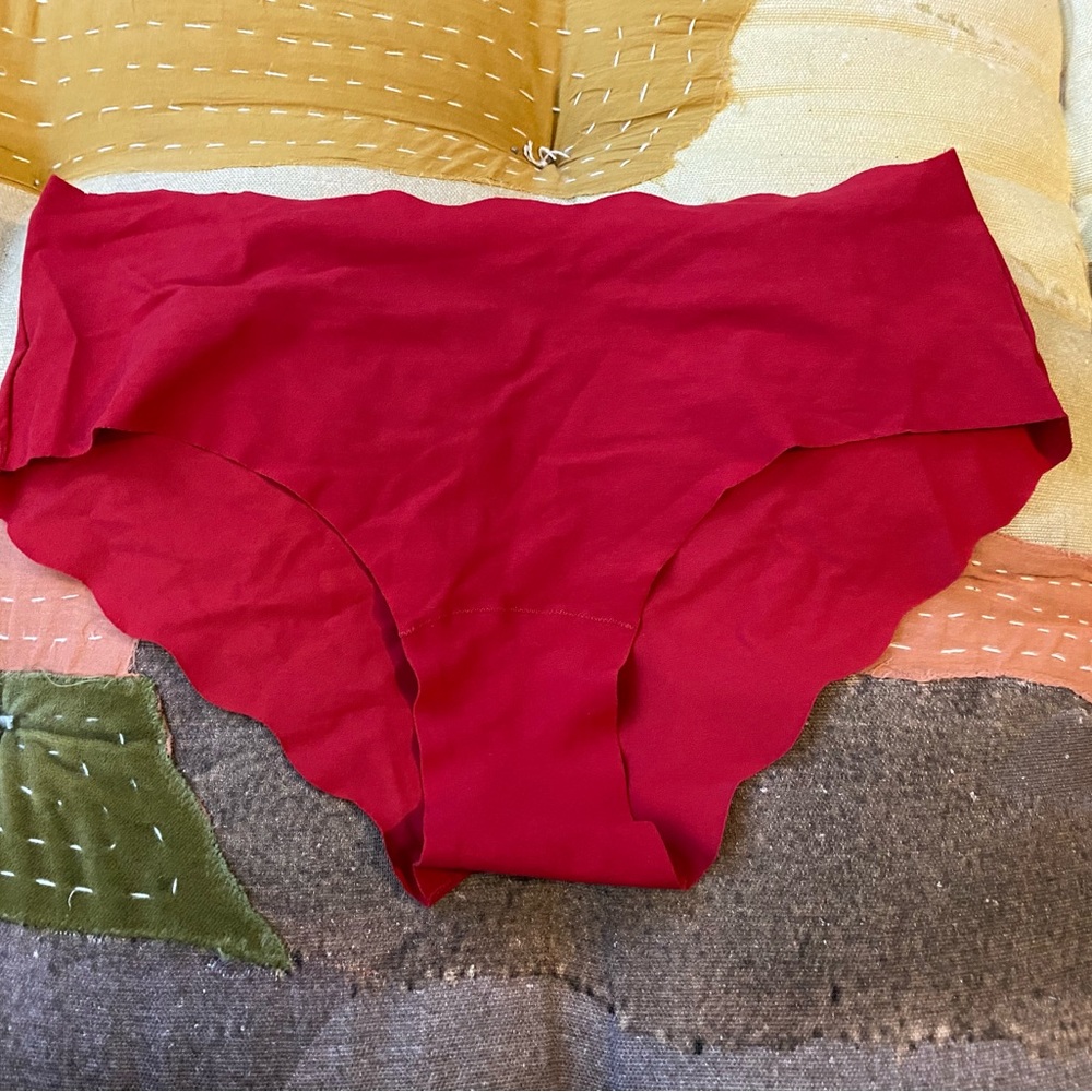 Victoria’s Secret Very Sexy hiphugger panties in red ❤️. Medium, matching bra!
